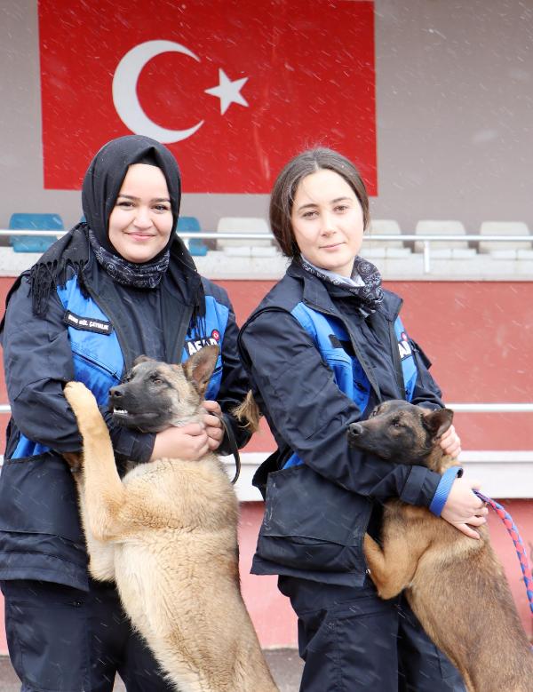 AFAD'ın Çaki ve Latte'si eğitimde