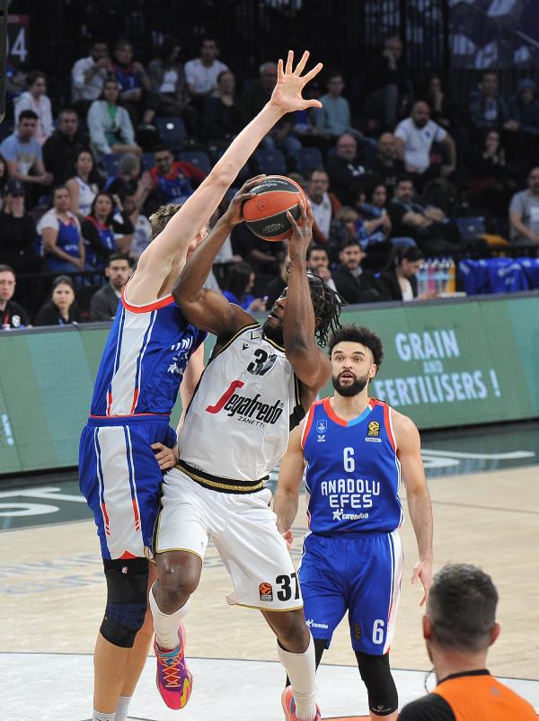 Anadolu Efes - Virtus Bologna: 86-67