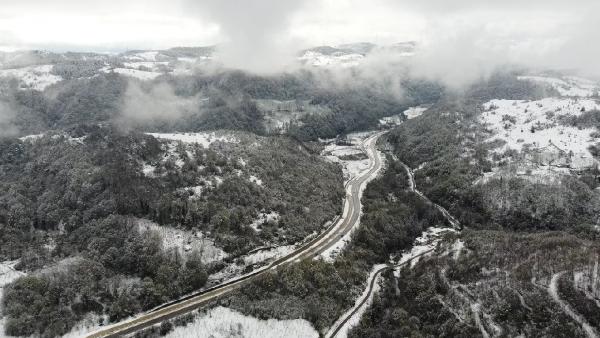 Bartın'da, Karadeniz sahil yolunda kar manzarası dronla görüntülendi