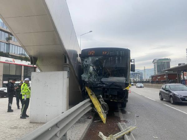 Belediye otobüsü üst geçit merdivenine çarptı: 5 yaralı; kaza anı kamerada