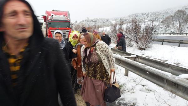 Bolu’da onlarca araç çarpıştı; Ankara istikameti ulaşıma kapandı / Ek fotoğraflar