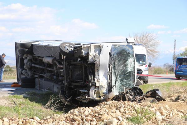 Denizli'de tur midibüsü ile otomobil çarpıştı: 2 ölü, 22'si turist 23 yaralı (2)