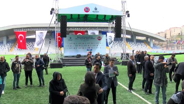 İBB Gaziosmanpaşa Halit Kıvanç Şehir Stadı’nın açılışı yapıldı