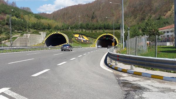 4 araç birbirine girdi, otoyol trafiğe kapandı (2)