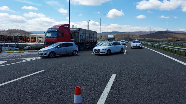 4 araç birbirine girdi, otoyol trafiğe kapandı