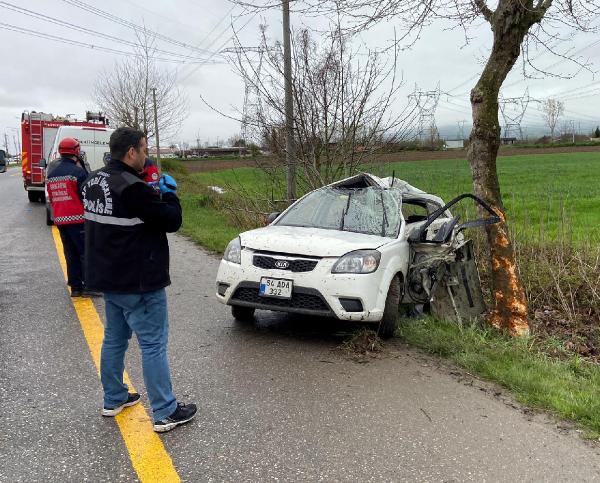 Ağaca çarpan otomobilin sürücüsü öldü