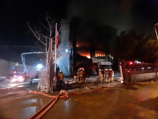 Akit Medya Grubu'nun da bulunduğu binada çıkan yangın devam ediyor