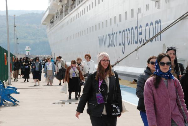 Amasra'ya kruvaziyerle sezonunun ilk turistleri geldi