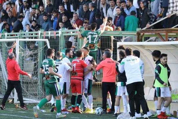 Amatör lig maçında taraftarlar arasında bıçaklı kavga: 2 yaralı