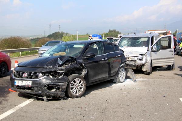 Anadolu Otoyolu'nda 5 aracın karıştığı zincirleme kaza: 6 yaralı