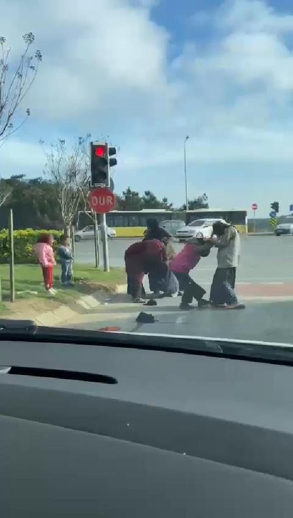 Arnavutköy'de dilencilerin kavgası kamerada