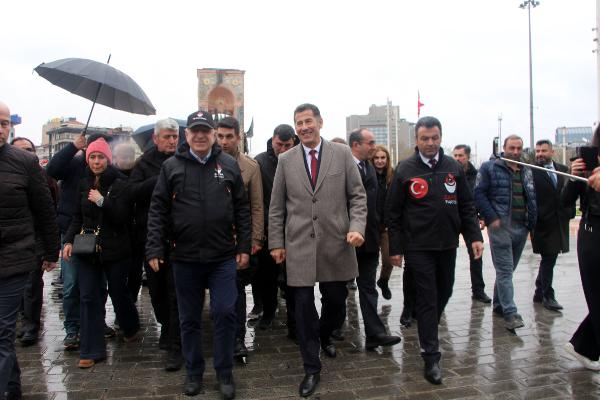 Ata İttifakı Cumhurbaşkanı Adayı Sinan Oğan İstiklal Caddesi'nde vatandaşlarla buluştu