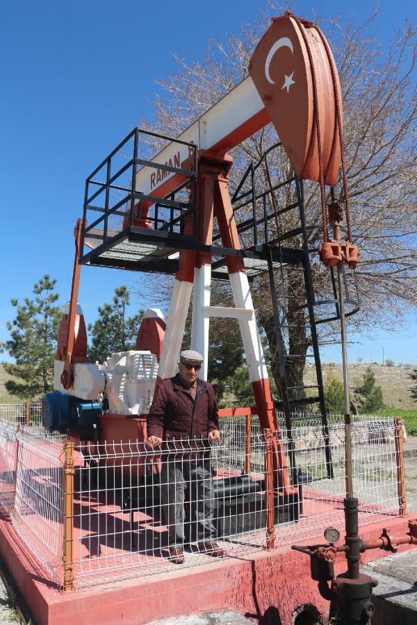 Baba ve oğlunun emekli olduğu petrol kuyusu 75 yıldır üretimde 