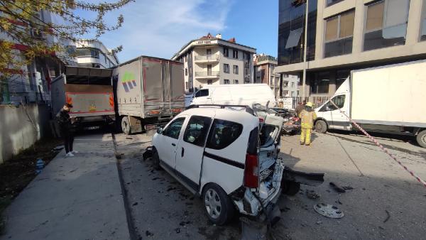 Bağcılar’da kamyon 6 aracı biçti; Kaza anı kameraya yansıdı