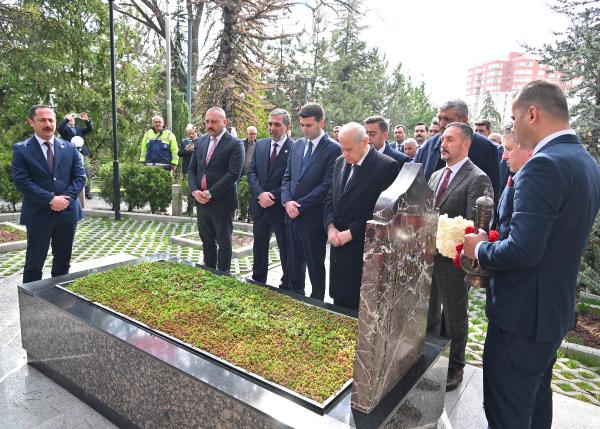 Bahçeli'den Türkeş'in mezarına ziyaret