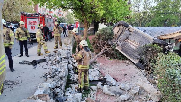 Bahçelievler'de otomobil kafenin bahçesine girdi: 1 ağır yaralı 