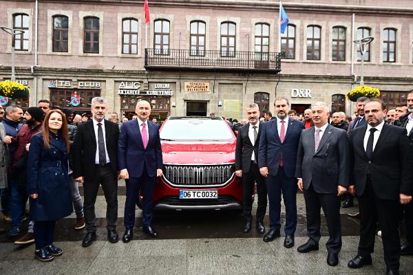 Bakan Karaismailoğlu, Togg ile Trabzon sokaklarında