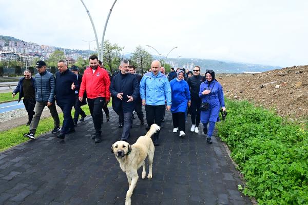 Bakan Karaismailoğlu, vatandaşlarla Trabzon sahilinde yürüdü