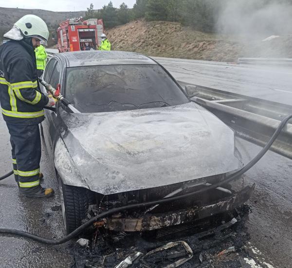 Bariyerlere çarpan otomobil alev aldı; 4 yaralı