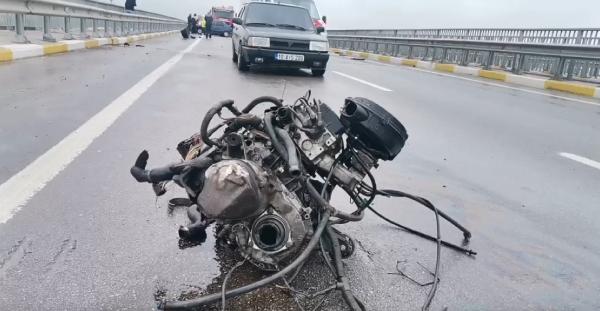 Bariyerlere çarpan otomobilin motoru metrelerce savruldu; sürücü yaralı