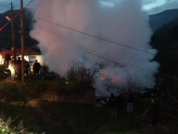 Bartın’da 3 ev yandı, 1 kişi yaralandı; kundaklama iddiası - Yeniden