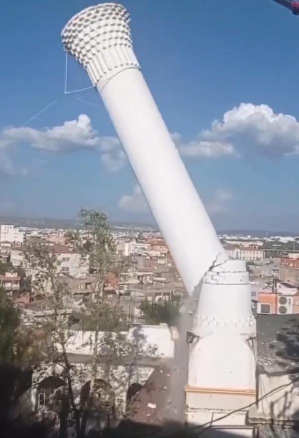 Batman'da depremde hasar gören caminin minaresi kontrollü yıkıldı