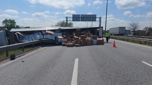 Beyaz eşya yüklü TIR, park halindeki kamyonete çarptı