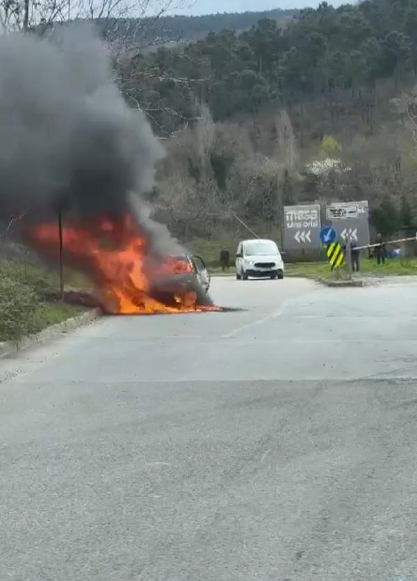 Beykoz'da otomobil alev alev yandı