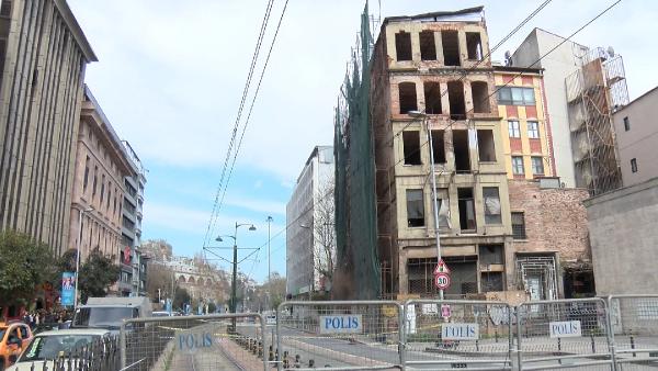 Beyoğlu’nda 5 katlı binada çökme anı kamerada