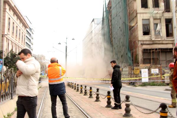 Beyoğlu'nda 5 katlı binada çökme anı kamerada