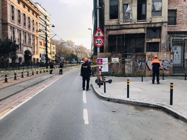 Beyoğlu'nda 5 katlı binada çökme riskine karşı yol, araç ve tramvay trafiğine kapatıldı(1)