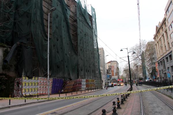 Beyoğlu'nda 5 katlı binada çökme riskine karşı yol, araç ve tramvay trafiğine kapatıldı(2)