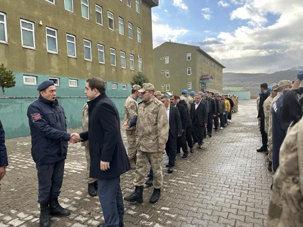 Bingöl'de 42 yıllık gelenek; önce Mehmetçik ile bayramlaştılar