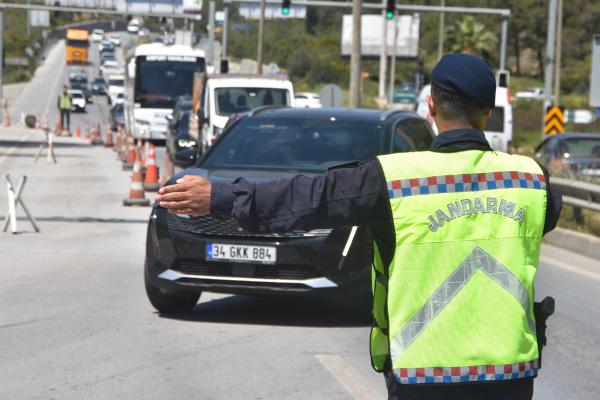 Bodrum’a arife günü 15 bin araç giriş yaptı, jandarma denetimleri artırdı