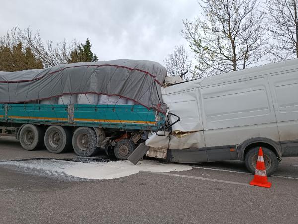 Bursa'da TIR'a çarpan kapalı kasa minibüsteki 2 kişi öldü