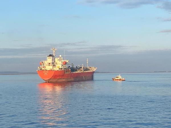 Çanakkale Boğazı'nda arızalanan gemi limana demirletildi