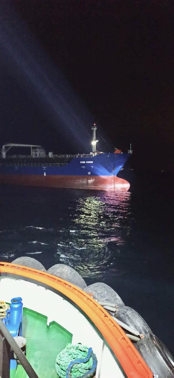 Çanakkale Boğaz'ında makine arızası yapan kimyasal yüklü gemi, Karanlık Liman'a demirletildi