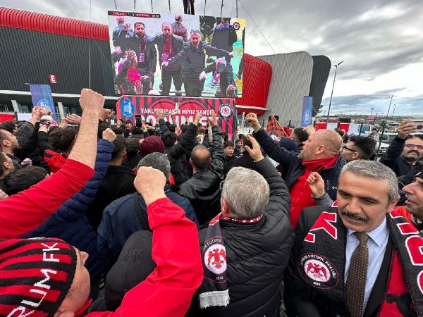 Çorum FK maçını taraftarlar stat dışında kurulan dev ekranda izledi