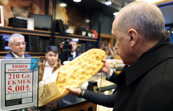 Cumhurbaşkanı Erdoğan fırından pide aldı