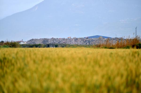 Deprem molozları, Milleyha Kuş Cenneti'ne 100 metre uzaklıktaki alanda dağ gibi oldu