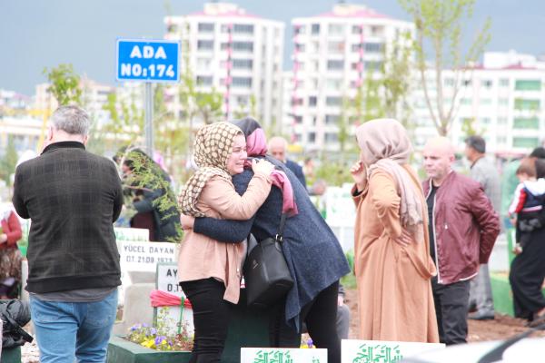 Depremde 414 kişinin hayatını kaybettiği Diyarbakır’da, mezarlıklara duygu dolu ziyaretler