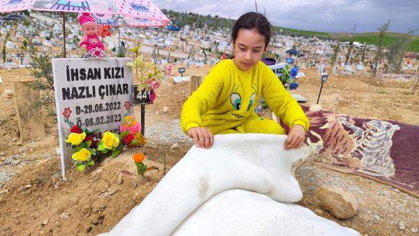 Depremde ölen çocukların bayram hediyeleri mezarlarına bırakıldı