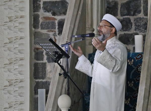 Diyanet İşleri Başkanı Erbaş: Fitrelerimizi ihtiyaç sahiplerine ulaştırma gayretinde olalım