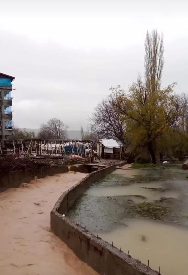 Diyarbakır Hazro'da sağanak; dere taştı, tarım alanları su altında kaldı