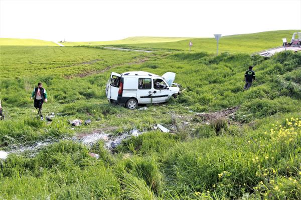 Diyarbakır'da hafif ticari araç şarampole yuvarlandı: 4 yaralı