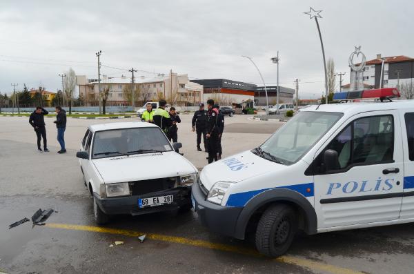 'Dur' ihtarına uymayan sürücü, otomobiliyle polis aracına çarpınca yakalandı