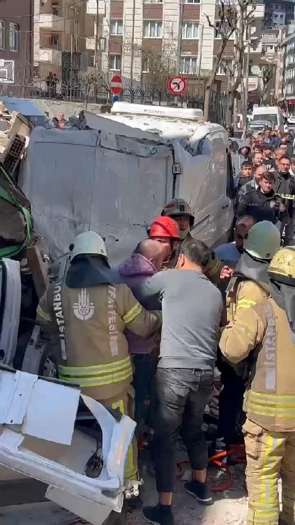 ek fotoğraflar/// Güngören'de metruk bina araçların üzerine çöktü 