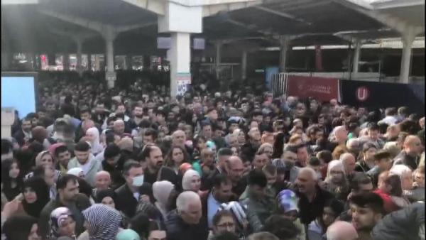 Eminönü'nde insan seli, tramvay seferleri durdu-1