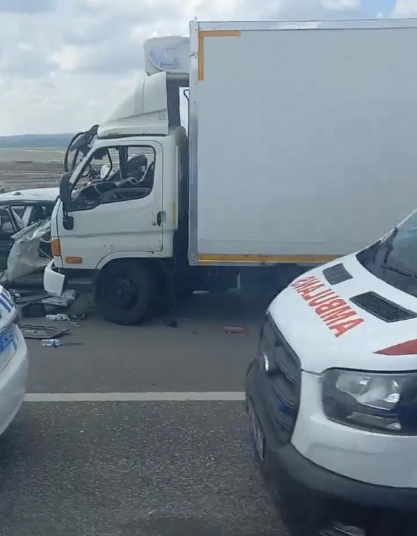 Emniyet şeridinde patlayan lastiği değiştirirken kamyonet çarptı: 1 ölü, 3 yaralı