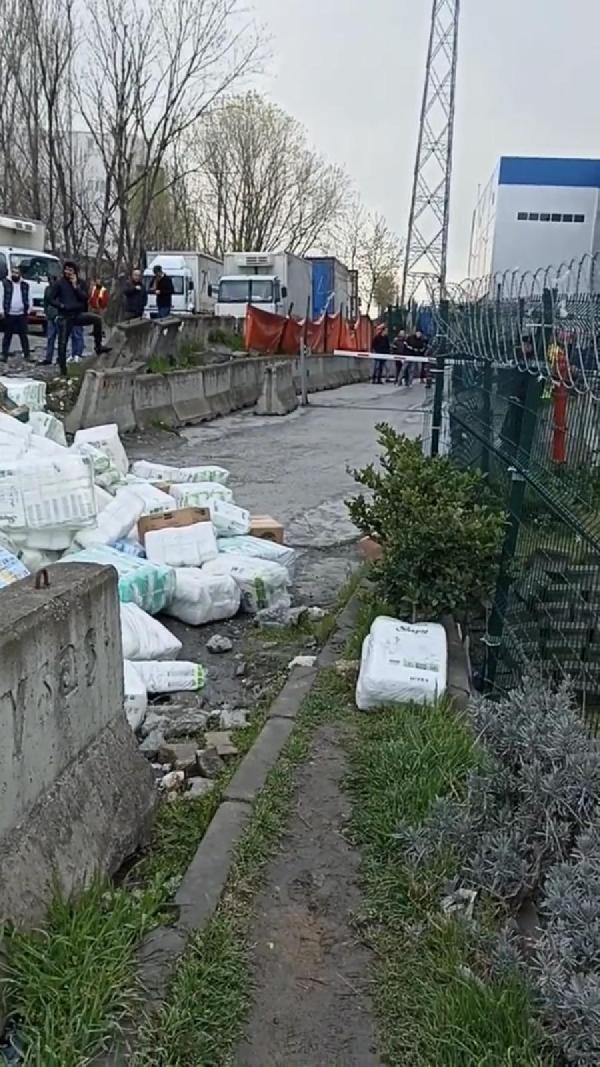 Esenyurt'ta 3 gün bekletilen tır şoförü yükünü sokağa attı